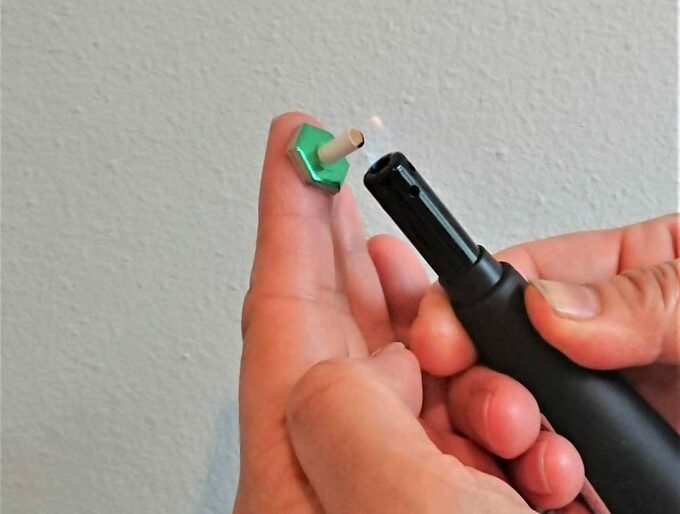 台座灸の先に火をつける