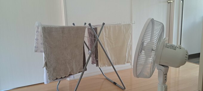 洗濯物に扇風機で風を送る