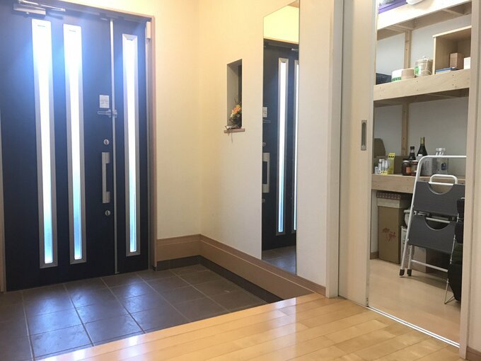 食品庫を玄関のすぐ横に設置