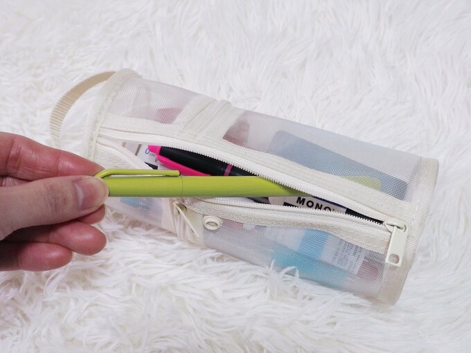 ペンを取り出した様子