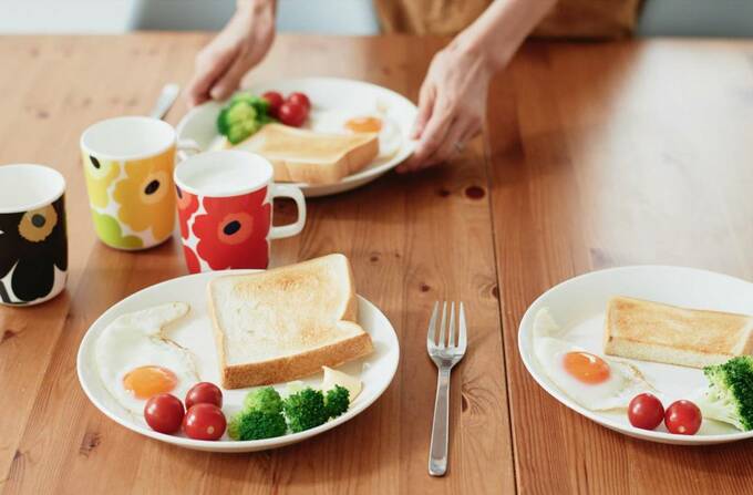 お皿にトーストなど