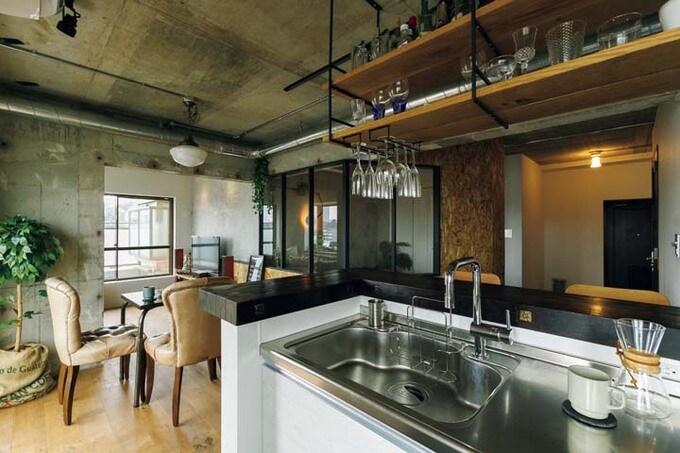 室内窓と腰壁でゆるく仕切って広さを演出