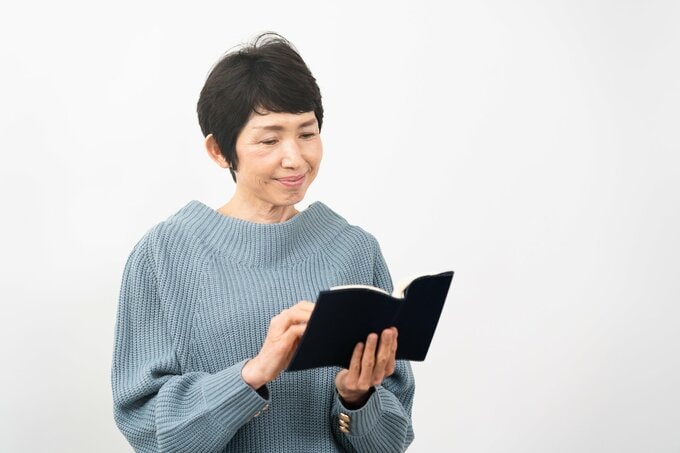 音読する女性