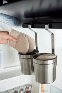 レンジフードに鍋つかみをつり下げて