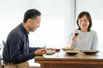 50代夫婦2人、小さな家に住み替えて気づいたこと。あえて「対面で座らない」のがちょうどいい