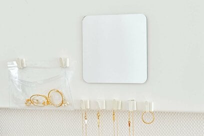 100円グッズのマグネットで浮かす収納。身だしなみグッズも散らからない