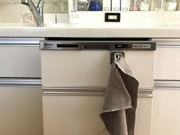 キッチンの好きな場所にタオルをセット！時短になる便利グッズ