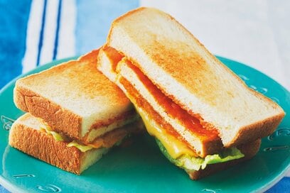 「厚揚げ」×パンの意外な組み合わせがやみつき！バーガー風「ホットサンド」のつくり方。節約にも大活躍