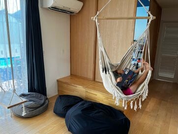ハンモックチェアは家族みんな楽しめる。リビングがゆったり使えて、掃除がラク
