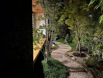 憧れと現実は違う。新居の庭に迷いつつも照明をつけなかった結果、後悔なし