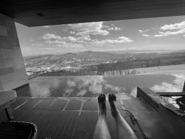 ひとり旅好き芸人・友近さん、いちばんお気に入りの「旅先」。露天風呂から圧巻の絶景