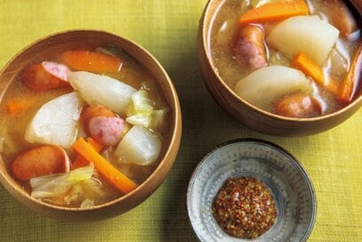 笠原将弘さん流「カブのポトフみそ汁」レシピ。和風だしとみその味わいにソーセージが合う