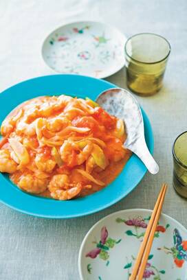 トマトたっぷりのエビチリ風が簡単に！酢を使った時短レシピ