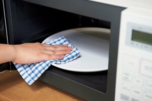 電子レンジ内は蒸気がついたタイミングでふく