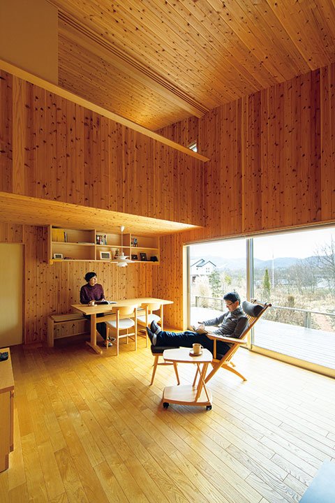 吹き抜けのリビングダイニング