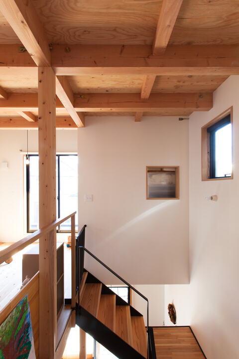 吹き抜けに接する壁に設置した小窓