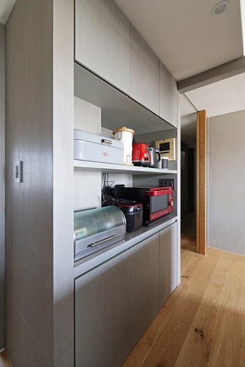 家電置き場として重宝しているキッチン背面の収納スペース