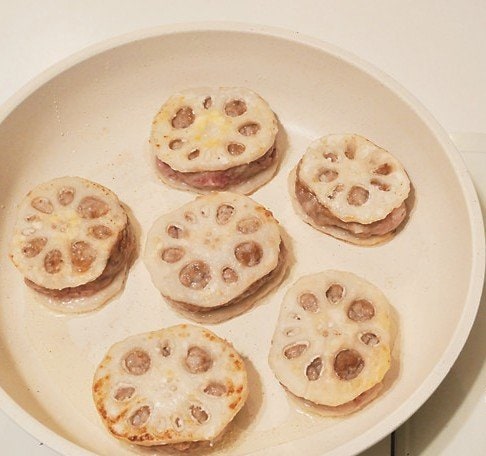 フライパンで両面揚げ焼きにする