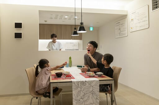 テーブルに３人、キッチンに妻