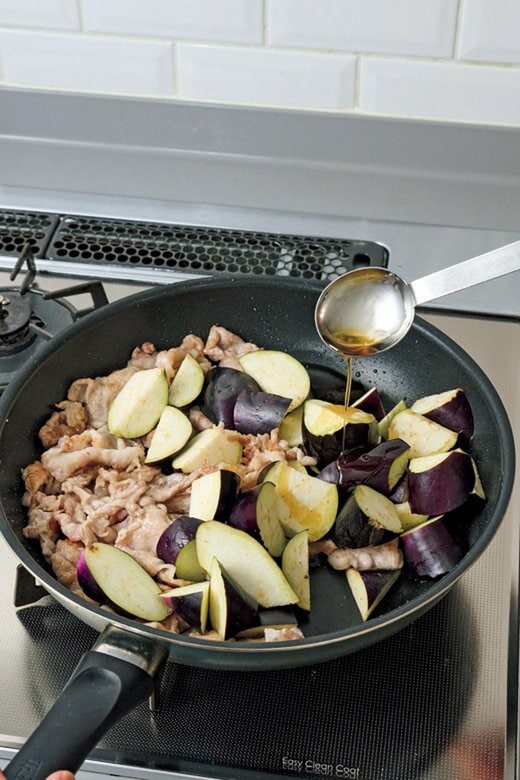 ナスと豚こま肉を炒めている