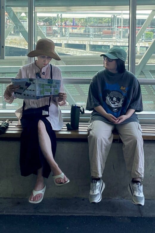 ベンチに座るひうらさんと娘さん