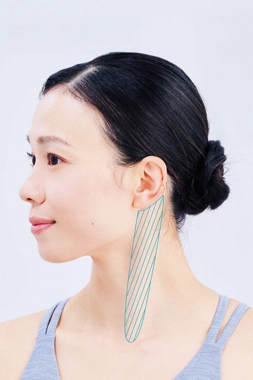 顔を横に向ける女性