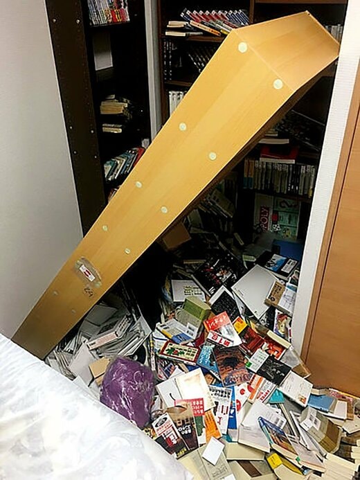 対策していなかった お隣の本棚は倒壊
