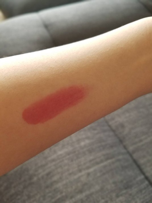 腕に212カラーをつけた様子