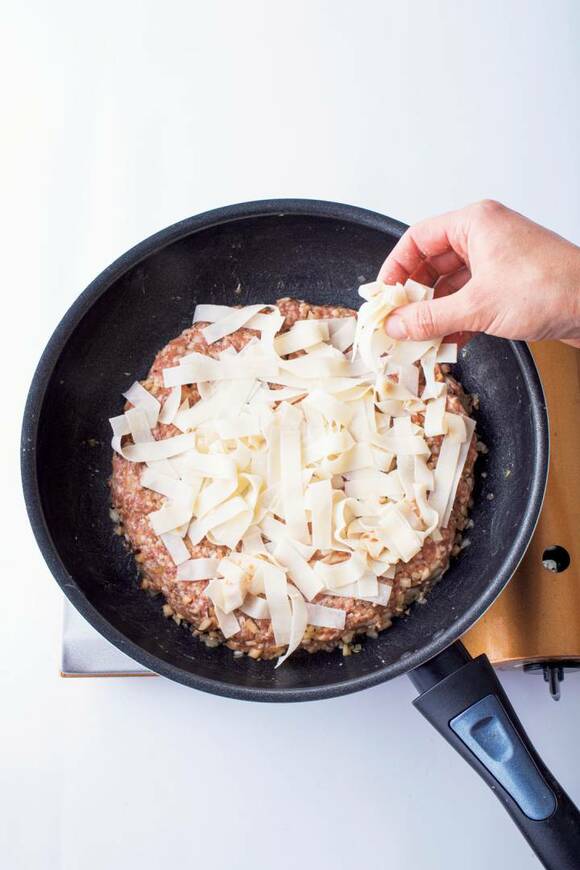 フライパンの肉ダネの上に皮を散らす