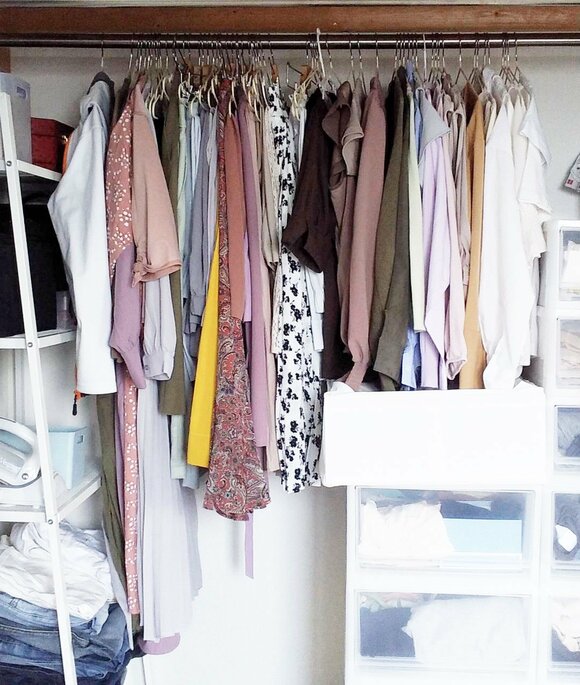 クローゼットハンガーに衣類