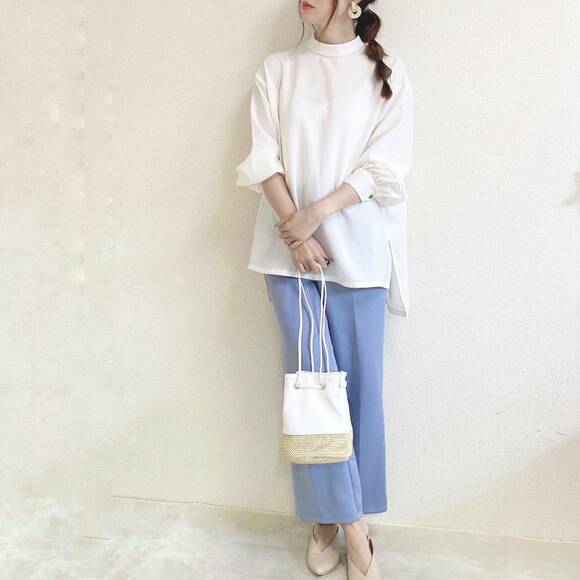 ブラウスとスラックスでまとめたコーデに会わせる