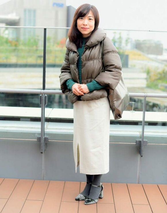 グリーンのニット女性