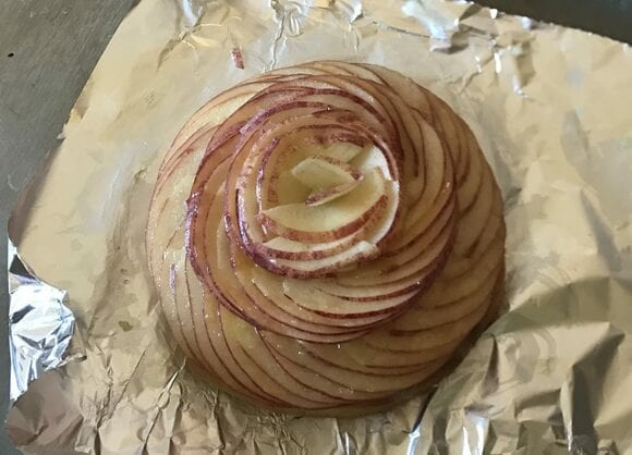 コンポートをドーム状にこんもり乗せると、立体感のあるタルトになって、また印象が変わります