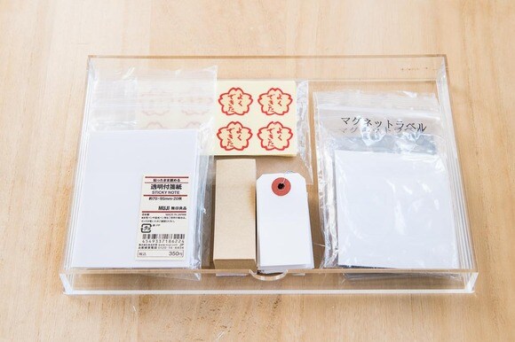 下段にはふせんやシールを収納。