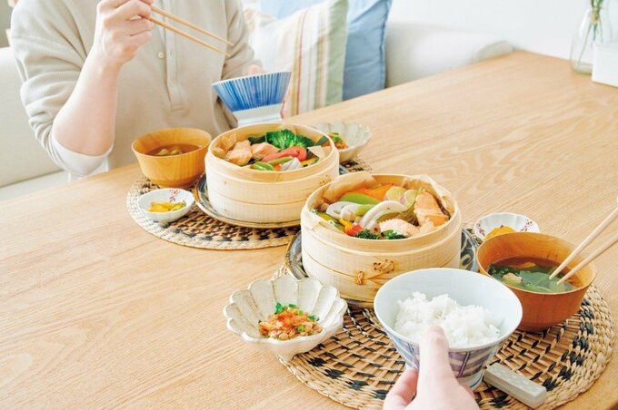 食卓で食事を楽しむ様子