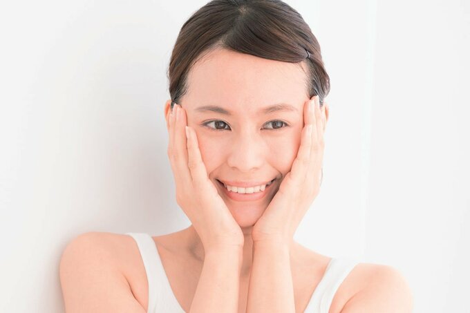 両手でほほを触る