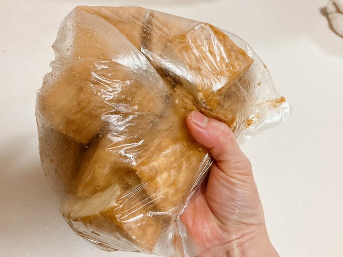 調味料をもみこんでいる図