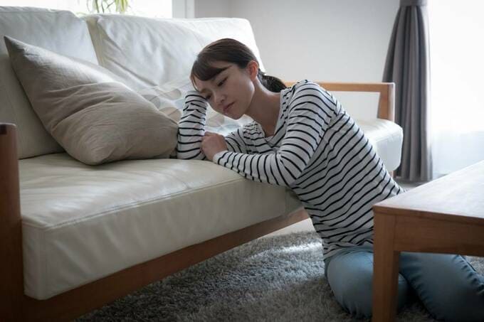 ソファーによりかかる女性