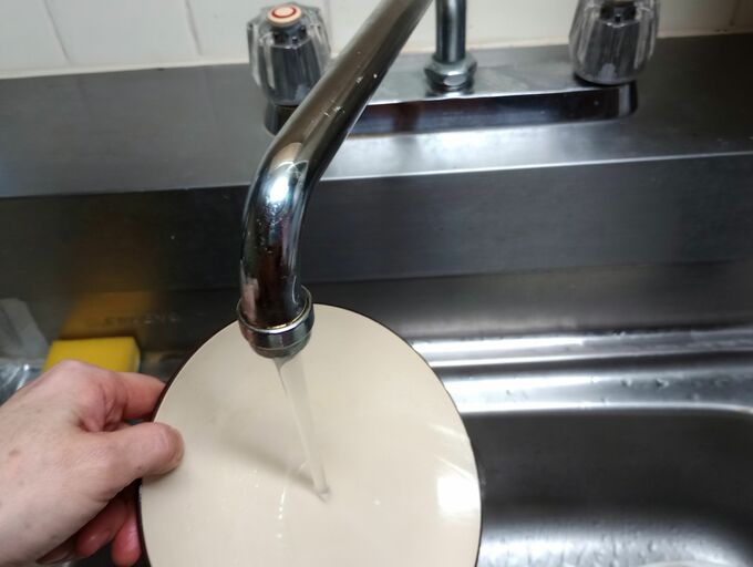 熱いお湯で流す