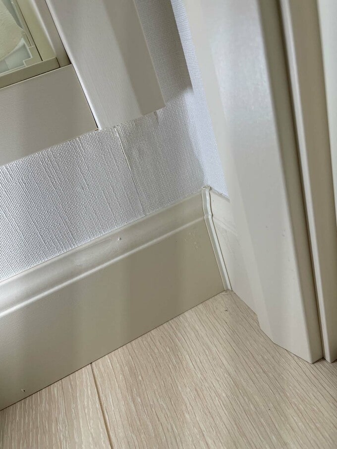 床と窓枠の間の細いクロス部分