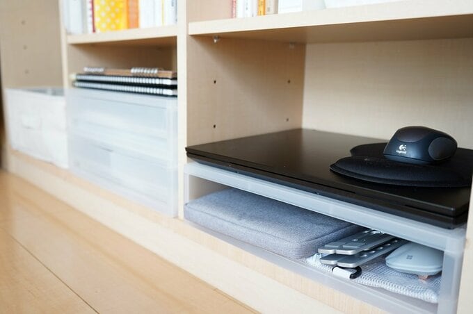 キッチンカウンターのいちばん下のスペースにPC