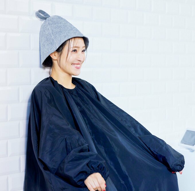 サウナハットをかぶりよもぎ蒸しをする女性