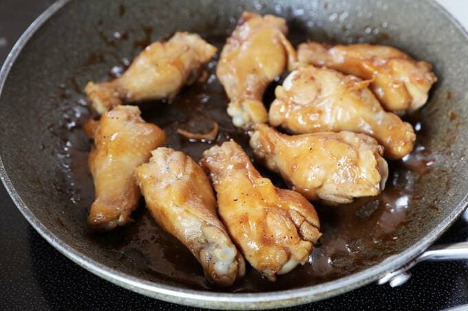 フライパンに手羽元