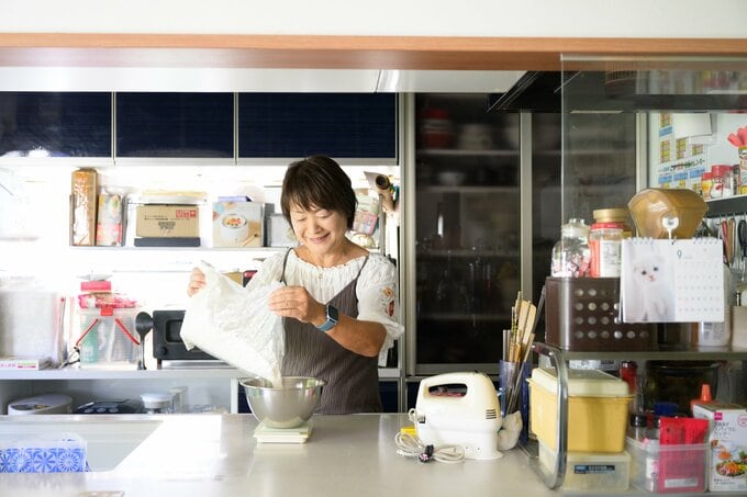 お菓子作りをする岡本さん