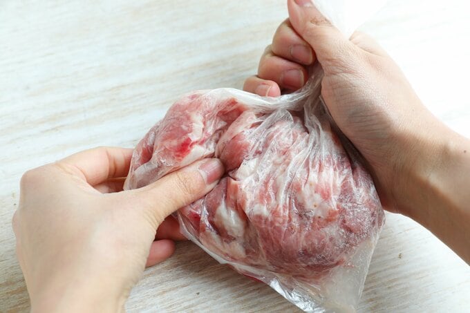 肉をもむ