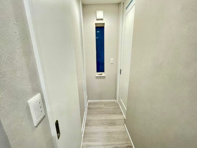 廊下で向かい合う複数の扉