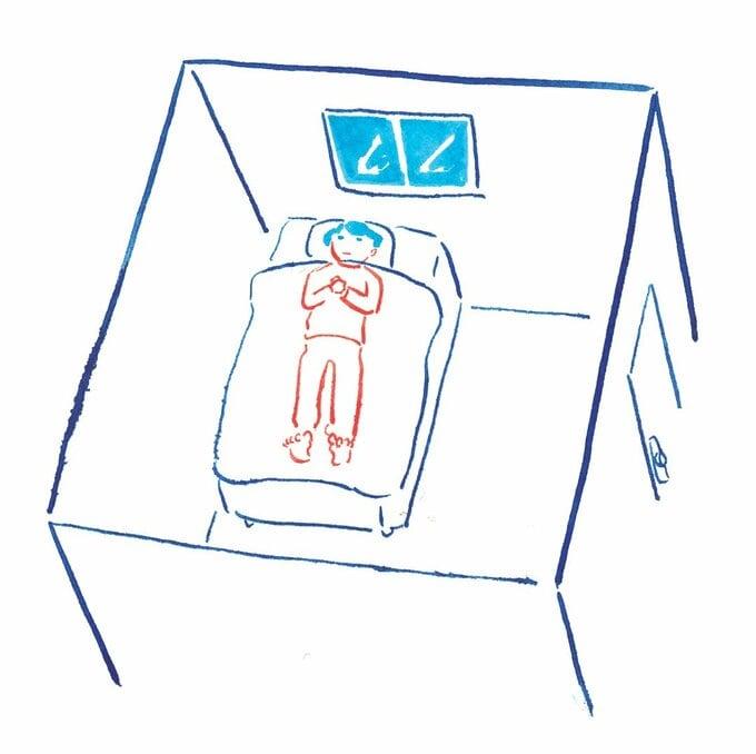 部屋のベッドで寝る女性
