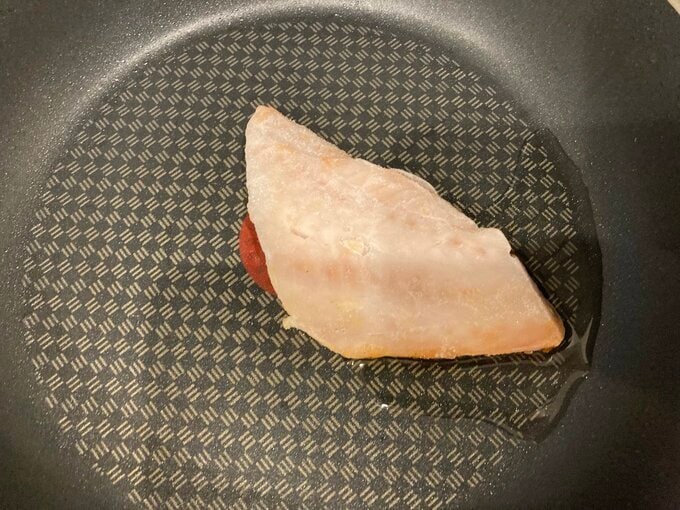 フライパンに油小さじ1をひいて中火に