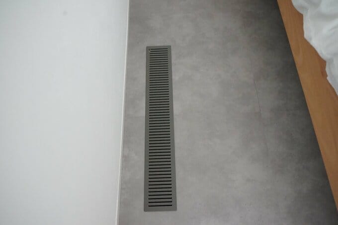 床にはエアコン、天井にはクーラーの通気口があります