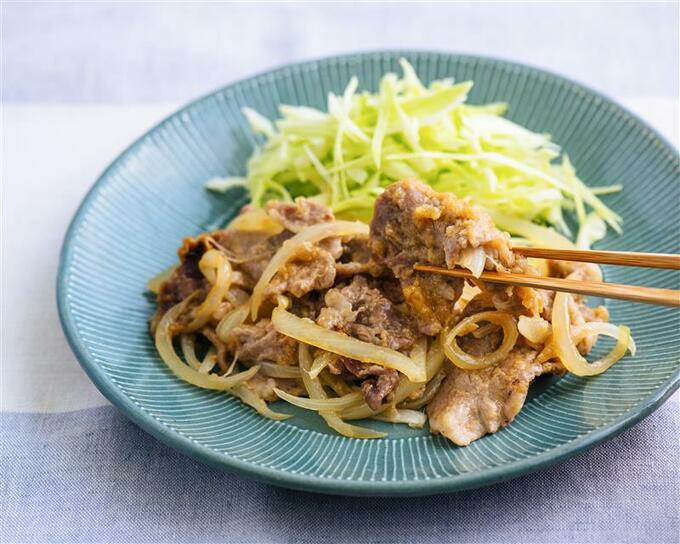 電子レンジでつくった「豚のショウガ焼き」。手間をかけずにふっくらジューシーな仕上がりに